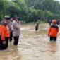 Polres Pasuruan Kota bersama TNI dan warga tanggap banjir