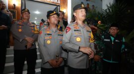 Kapolda Jatim Irjen Pol Drs. Imam Sugianto didampingi Kapolresta Sidoarjo C.Tobing dan Kabid Humas Polda Jatim Kombespol Dirmanto