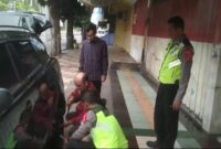 Polisi Situbondo Bantu Tangani Ban Mobil Bocor 