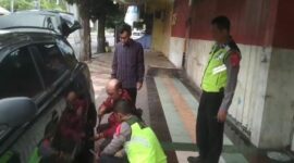Polisi Situbondo Bantu Tangani Ban Mobil Bocor 
