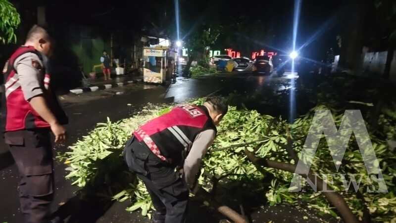 Polres Kediri Kota Evakuasi Pohon Tumbang