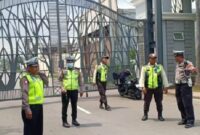 Polisi patroli rumah kosong di Surabaya