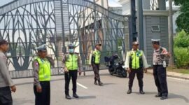 Polisi patroli rumah kosong di Surabaya