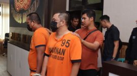 Tersangka diamankan Polisi beserta barang buktinya