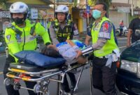 Satlantas Polres Malang evakuasi warga sesak nafas