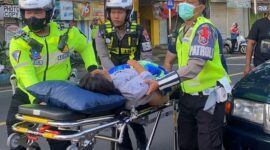 Satlantas Polres Malang evakuasi warga sesak nafas