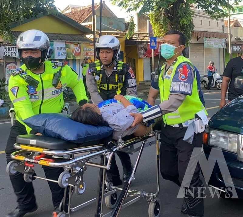 Satlantas Polres Malang evakuasi warga sesak nafas