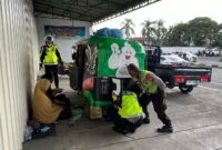 Polisi bantu perbaiki Bajaj yang mogok