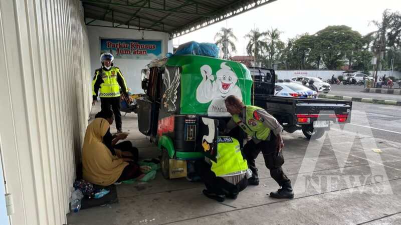 Polisi bantu perbaiki Bajaj yang mogok
