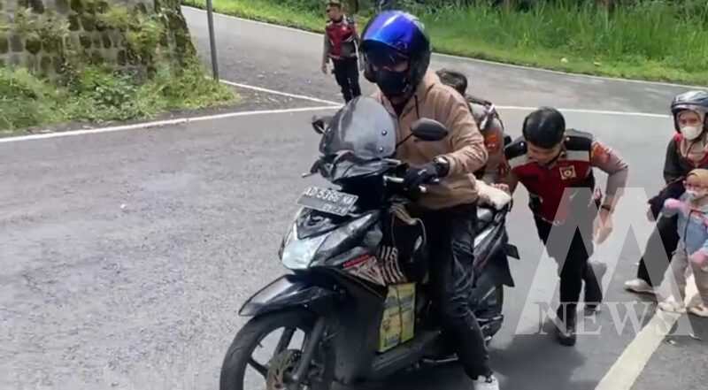 Pasukan DROGBAN Satsabhara Polres Magetan bantu pemudik