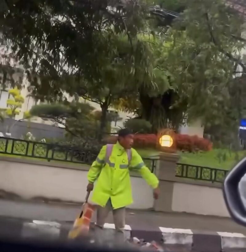 Pelaku diamankan Polisi beserta barang buktinya