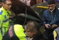 Petugas Posyan UB Polresta Malang Kota bantu pemudik yang mobilnya mogok