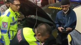 Petugas Posyan UB Polresta Malang Kota bantu pemudik yang mobilnya mogok