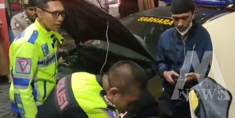Petugas Posyan UB Polresta Malang Kota bantu pemudik yang mobilnya mogok
