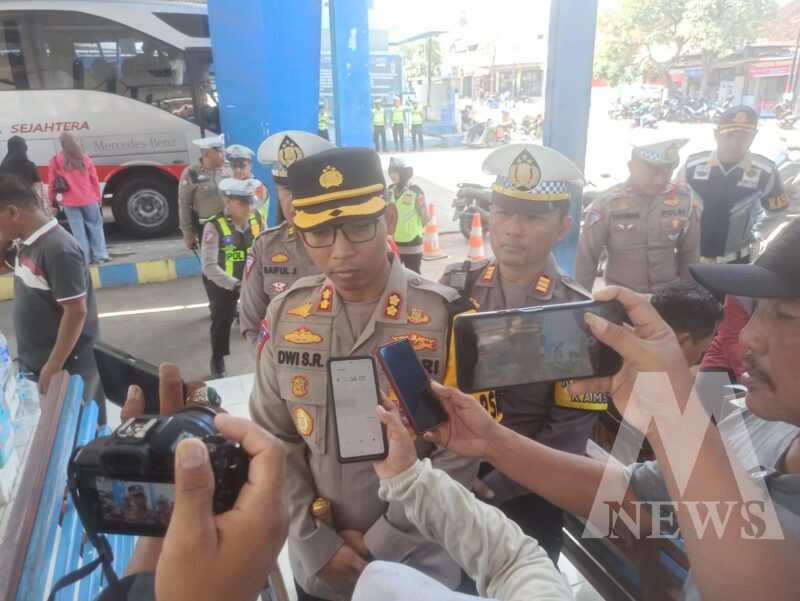 Kapolres Situbondo AKBP Dwi Sumrahadi Rakhmanto didampingi Kasatlantas Polres Situbondo AKP Yudho