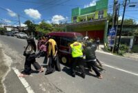 Personil Polres Batu bantu dorong mobil wisatawan mogok