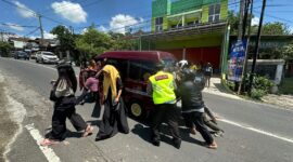 Personil Polres Batu bantu dorong mobil wisatawan mogok