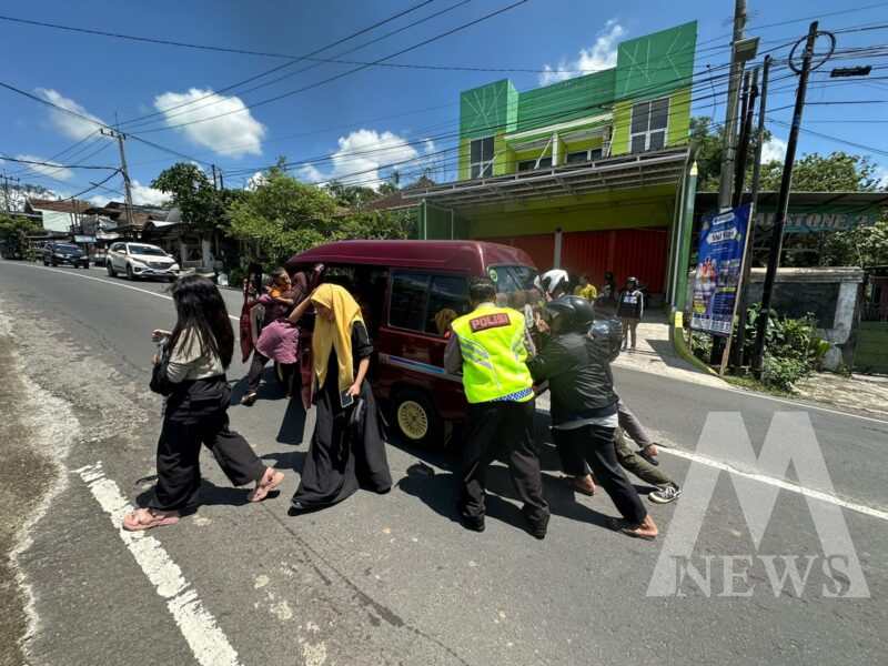 Personil Polres Batu bantu dorong mobil wisatawan mogok