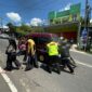 Personil Polres Batu bantu dorong mobil wisatawan mogok