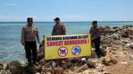 Polres Pamekasan pasang banner himbauan di pantai