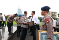 Kapolda Jatim Irjen Pol Drs. Imam Sugianto di beri penghargaan anggota berprestasi