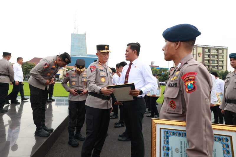 Kapolda Jatim Irjen Pol Drs. Imam Sugianto di beri penghargaan anggota berprestasi