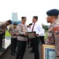 Kapolda Jatim Irjen Pol Drs. Imam Sugianto di beri penghargaan anggota berprestasi