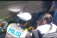 Petugas Posyan Pujahito Nganjuk bantu pemudik alami pecah ban