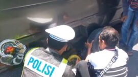 Petugas Posyan Pujahito Nganjuk bantu pemudik alami pecah ban