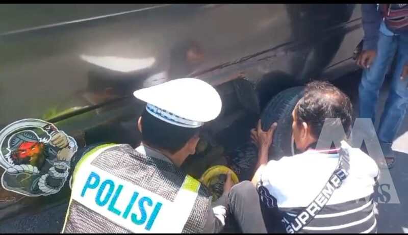Petugas Posyan Pujahito Nganjuk bantu pemudik alami pecah ban