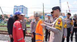 Kapolres Lamongan AKBP Bobby A. Condroputra beri peralatan relawan perlintasan KA tanpa palang pintu