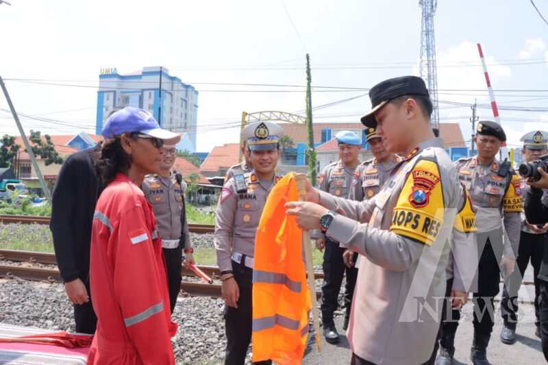 Kapolres Lamongan AKBP Bobby A. Condroputra beri peralatan relawan perlintasan KA tanpa palang pintu