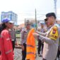 Kapolres Lamongan AKBP Bobby A. Condroputra beri peralatan relawan perlintasan KA tanpa palang pintu