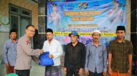 Kasubdit Patroliairud AKBP Budi Sulisyanto berikan bantuan sembako