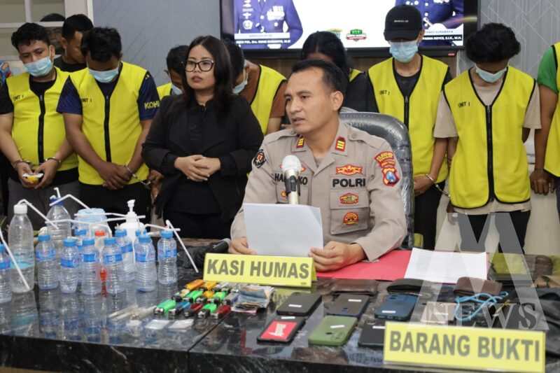 Polrestabes Surabaya tangkap 11 orang beserta barang buktinya