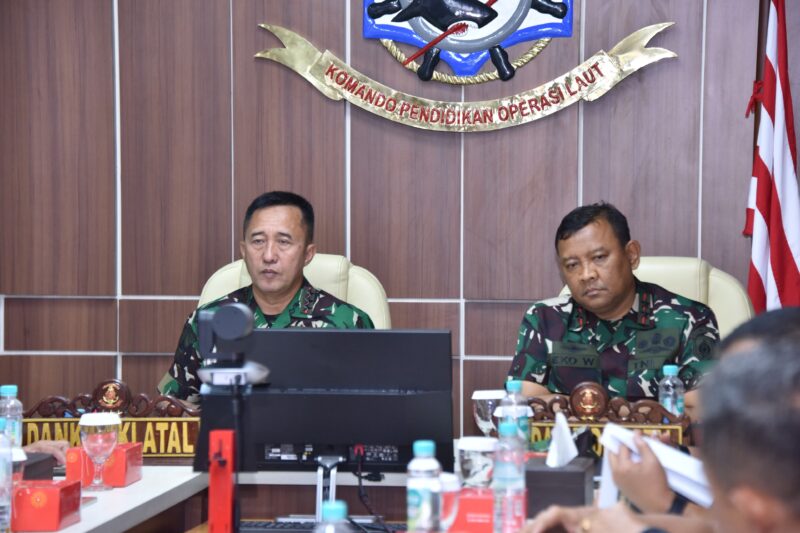 Dankodiklatal Letjen TNI Marinir Nur Alamsyah didampingi Wadan Kodikalatal