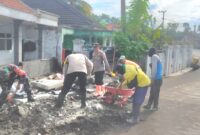 Pasca banjir TNI Polri Lumajang bersihkan saluran air