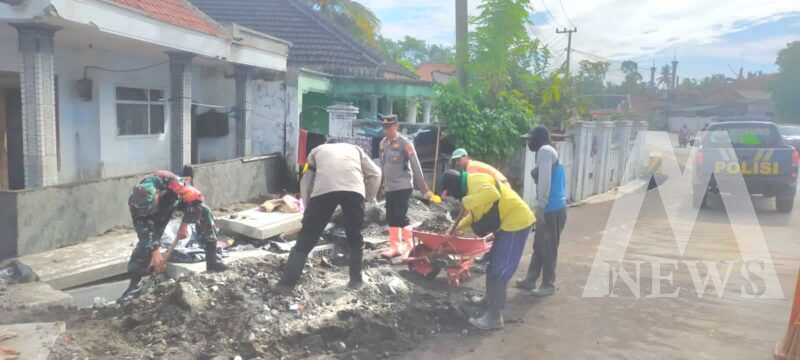 Pasca banjir TNI Polri Lumajang bersihkan saluran air