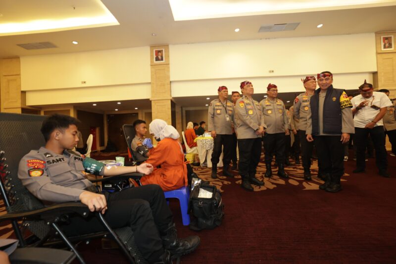 Kadiv Humas Polri Irjen Pol Shandi Nugroho saat kunjungan ke Surabaya di terima Kapolda Jatim Irjen Pol Drs. Imam Sugianto