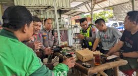 Satlantas Polres Bojonegoro saat ngopi bareng ojol