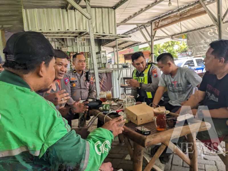 Satlantas Polres Bojonegoro saat ngopi bareng ojol