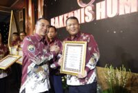 Kabid Humas Polda Jatim Kombespol Dirmanto terima penghargaan dari Kadiv Humas Polri Irjen Pol Shandi Nugroho