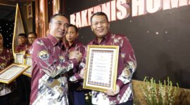 Kabid Humas Polda Jatim Kombespol Dirmanto terima penghargaan dari Kadiv Humas Polri Irjen Pol Shandi Nugroho