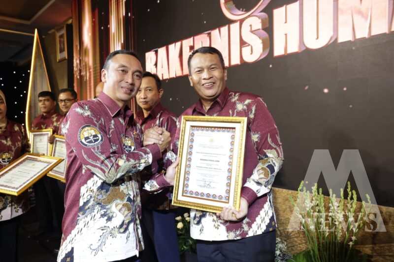 Kabid Humas Polda Jatim Kombespol Dirmanto terima penghargaan dari Kadiv Humas Polri Irjen Pol Shandi Nugroho
