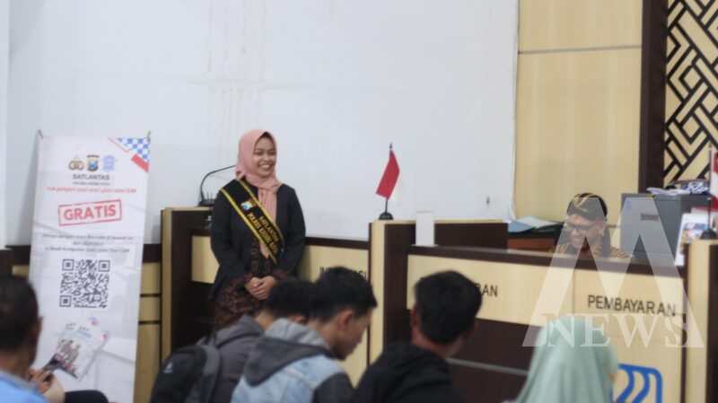 Satpas SIM Polres Kediri Kota gunakan pakaian adat