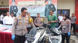 Kapolres Bangkalan AKBP Febri Isman Jaya serahkan motor ke pemilik