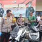 Kapolres Bangkalan AKBP Febri Isman Jaya serahkan motor ke pemilik