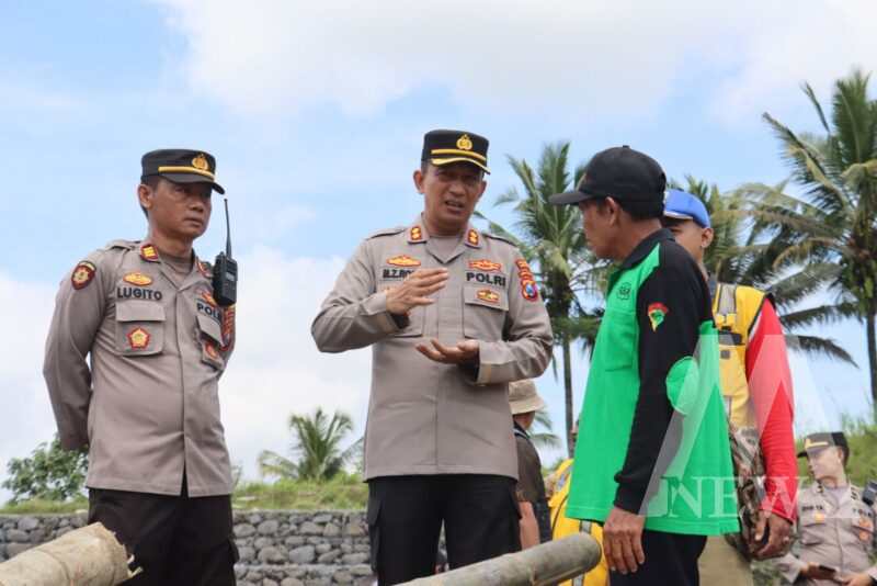 Kapolres Lumajang AKBP Mohammad Zainur Rofik tinjau lokasi pembangunan  Jembatan Darurat