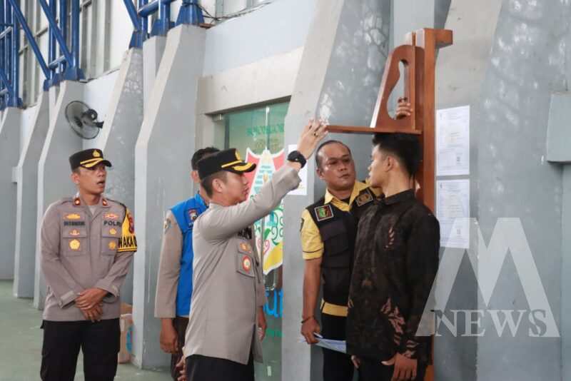 Kapolres Bojonegoro AKBP Mario Prahatinto cek penerimaan calon anggota Polri