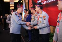 Kadiv Humas Polri Irjen Pol Shandi Nugroho beri penghargaan anggota